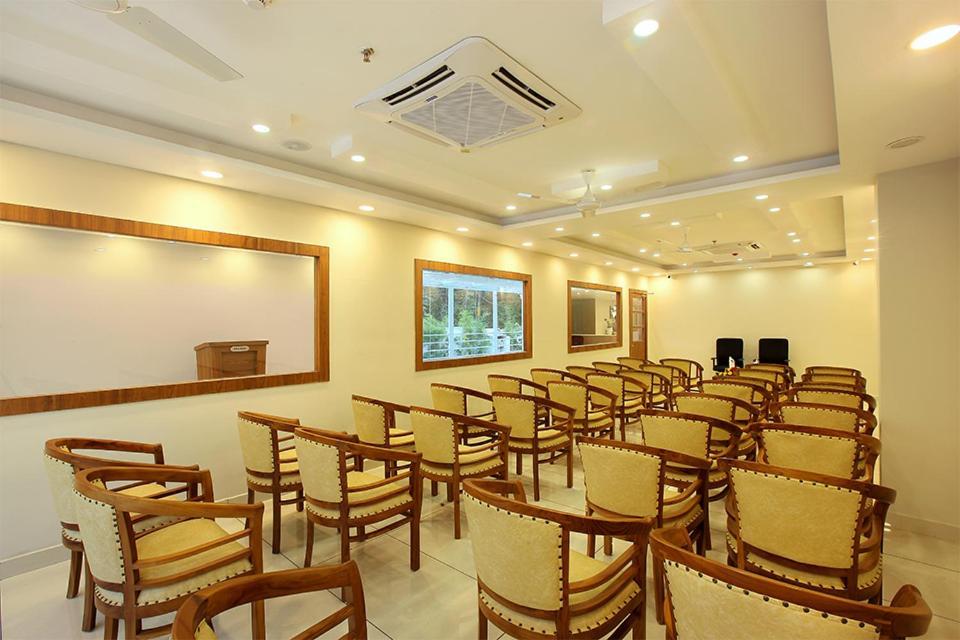 Lumbini Supreme Hotel Thrissur Buitenkant foto