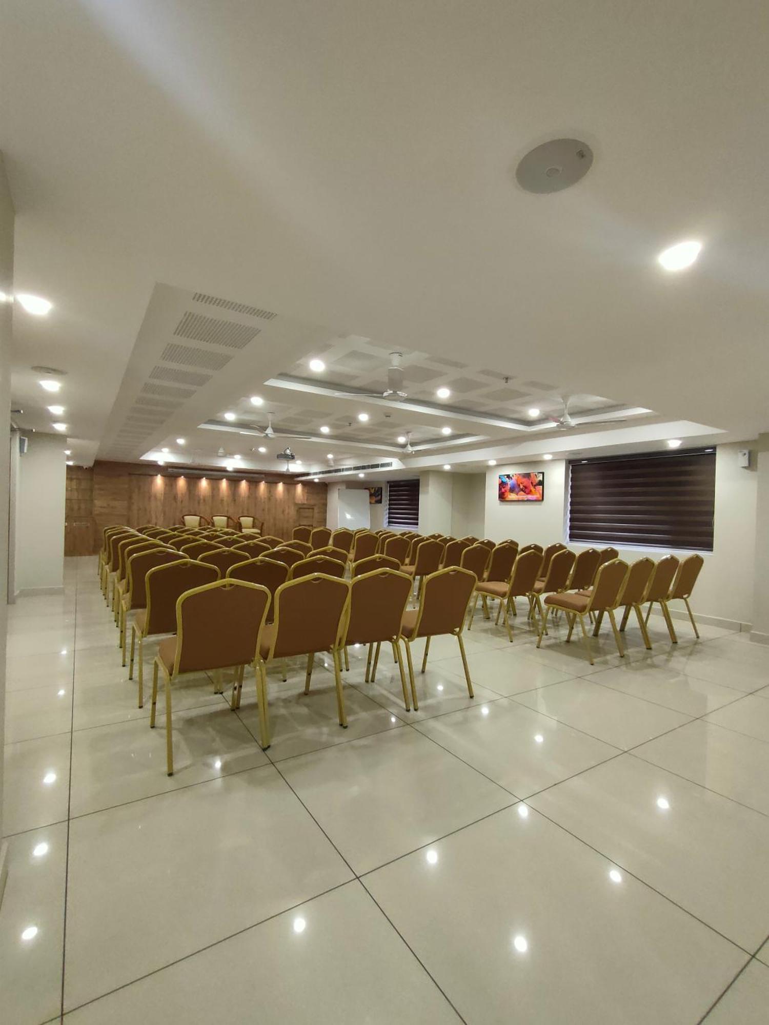 Lumbini Supreme Hotel Thrissur Buitenkant foto
