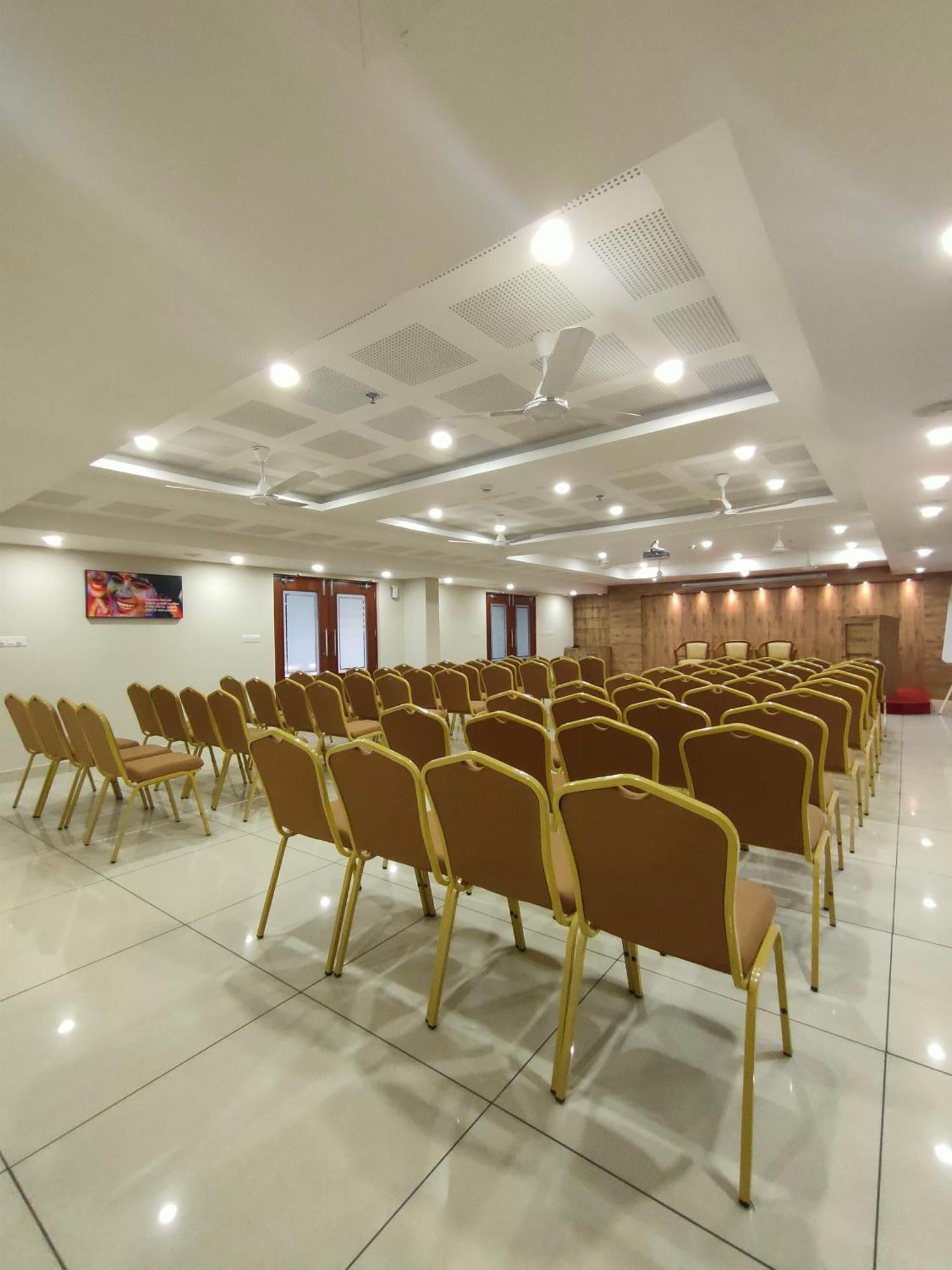 Lumbini Supreme Hotel Thrissur Buitenkant foto